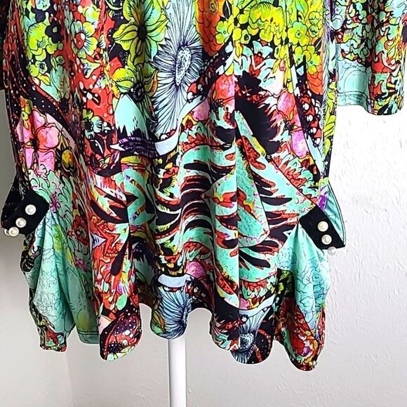 Mesmerize Colorful Tunic Top with Big Pockets on the Sides, Size Medium - Picture 4 of 9